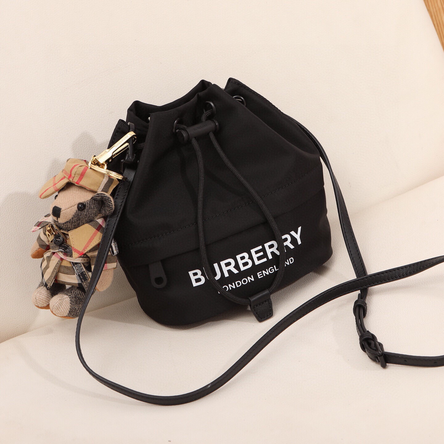 BURBERRY 737138