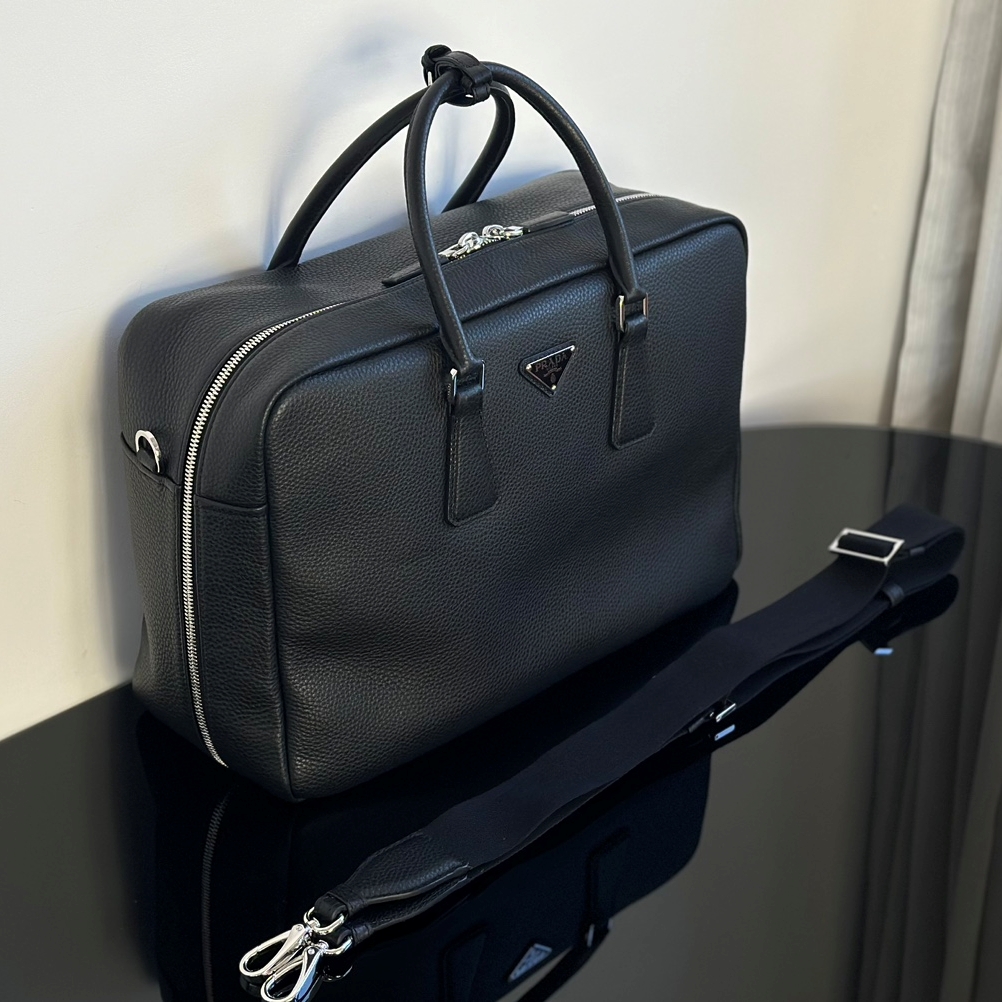 프라다 블랙 가죽 워크 백