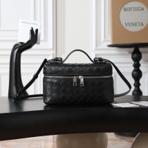 보테가 베네타 뱅뱅 인트레치아토 모티브 가죽 베니티 케이스